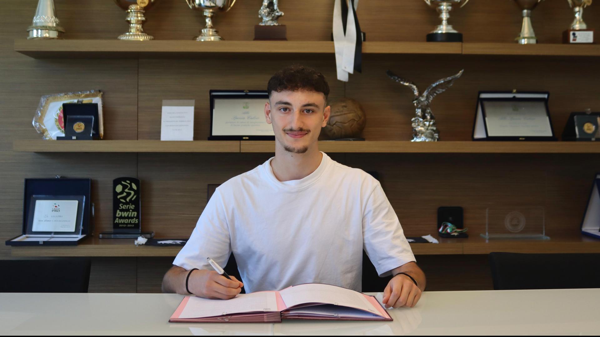 Official | first professional contract for Armando Cassano